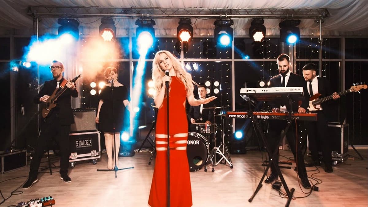 Полный состав кавер-группы COVERZA на сцене, солистка в красном платье